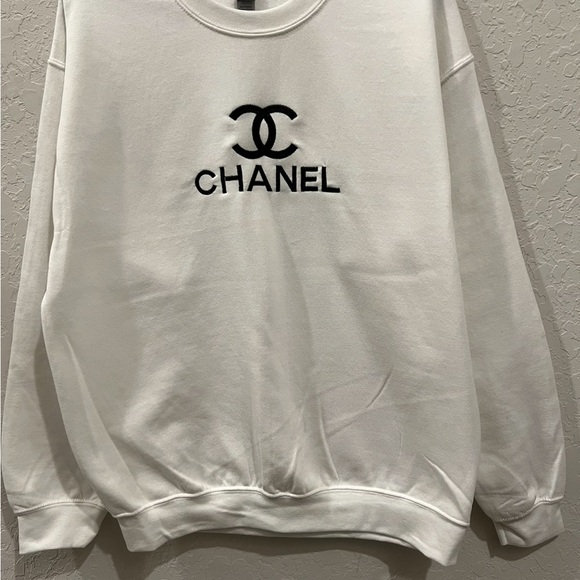 Paris Vintage Inspired White Sweater - Picture 3 of 4